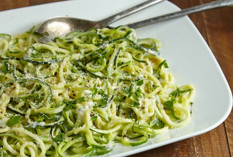 Fetuccini Alfredo de Calabacines (Zucchini) (Pesaj) - Recetas Judias Fetuccini Alfredo de Calabacines (Zucchini) (Pesaj) - Recetas Judias