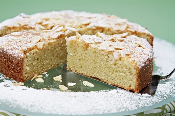 Torta de chocolate sin harina con almendras en torre con flores comestibles