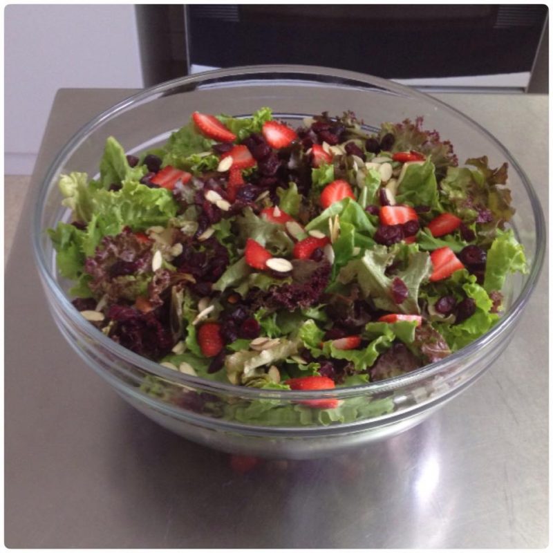 Ensalada de lechuga con fresas y almendras tostadas - Recetas Judias