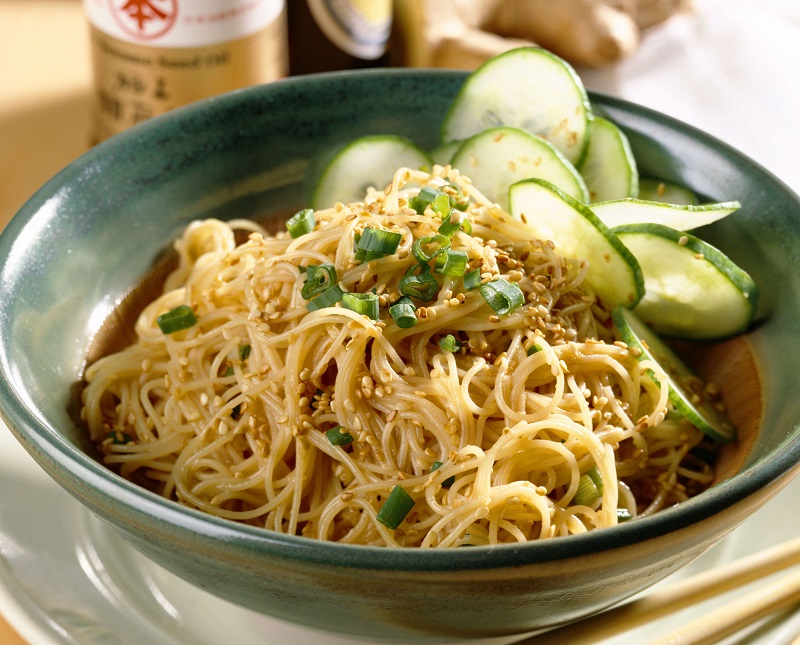 Ensalada de fideos de arroz con pepino - Recetas Judias