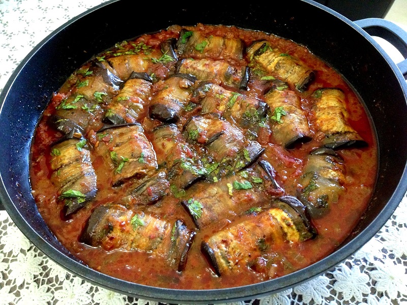 Rollitos de berenjena con carne en salsa de tomate - Recetas Judias